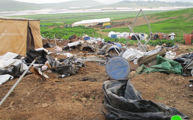 The occupation demolishes Palestinian structures in Khirbet Ar-Ras Al-Ahmar / Tubas governorate