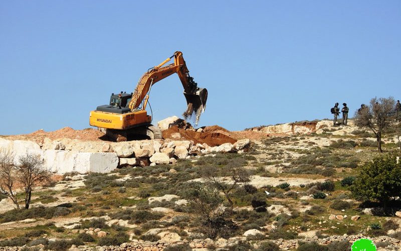 الاحتلال يجرف أراضي في وادي السمن جنوب الخليل