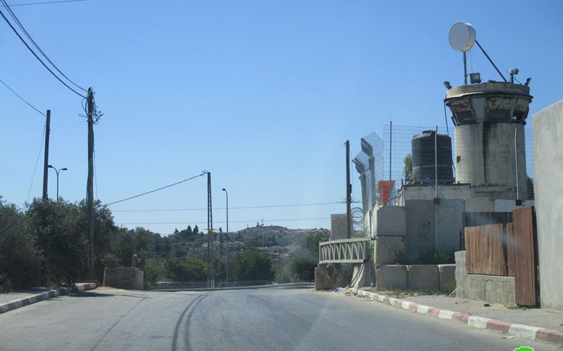 Setting up a metal gate on Kafr Na’ama entrance / Ramallah governorate