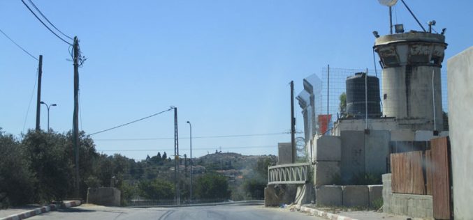 Setting up a metal gate on Kafr Na’ama entrance / Ramallah governorate