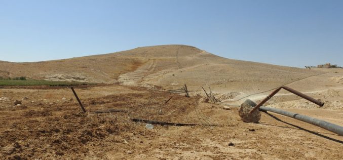 الاحتلال يدمر سياجاً يحيط بمزرعة نباتات في خشم الدرج شرق يطا / محافظة الخليل