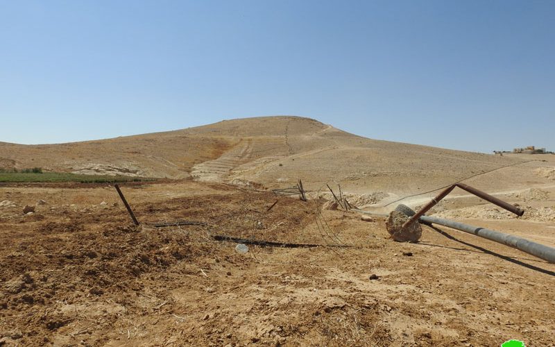 الاحتلال يدمر سياجاً يحيط بمزرعة نباتات في خشم الدرج شرق يطا / محافظة الخليل