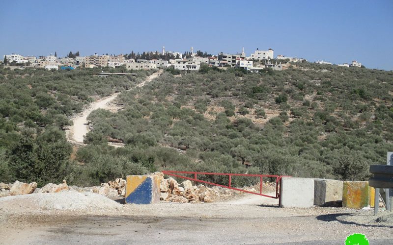 جيش الاحتلال يغلق  طريق زراعي في بلدة ديرستيا / محافظة سلفيت