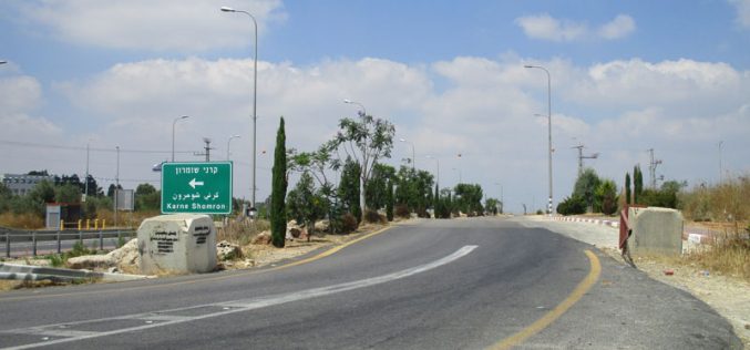 Setting up a military roadblock on the main entrance of Kafr Laqif village / East Qalqilya