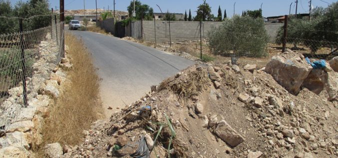 إغلاق  طريق رئيسية تربط قرية جيوس بقرية النبي الياس شرق مدينة قلقيلة