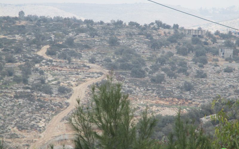 الاحتلال الإسرائيلي يمنع تأهيل أراضي وشق طرق في قرية المغير محافظة رام الله