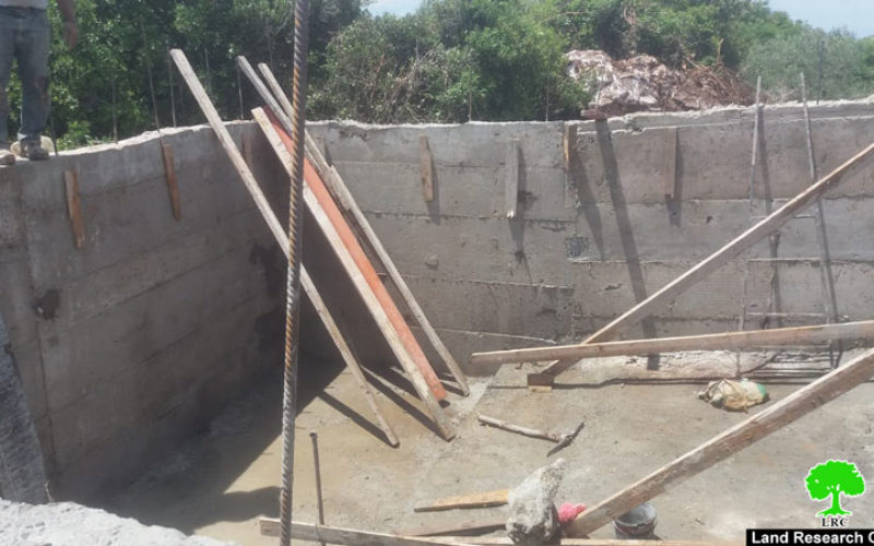 إخطار بوقف  البناء يطال بئر  لجمع  المياه في  بلدة   دير استيا / محافظة سلفيت