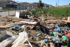 الاحتلال يهدم أسوارا ويصادر بسطات مزارعين وحاوية معدنية في الهجرة جنوب الخليل
