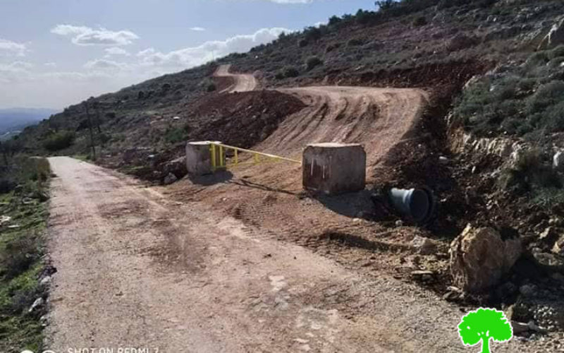 The Israeli Occupation Sets up a Metal Gate in Al-Mazra’a Al-Qibliya / Ramallah governorate