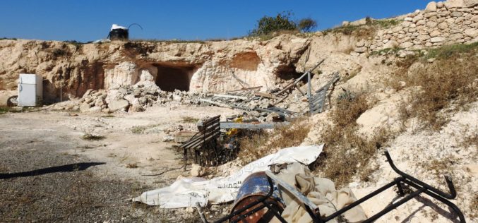 الاحتلال يهدم منشأة زراعية ويصادر حاويات معدنية شرق يطا بمحافظة الخليل