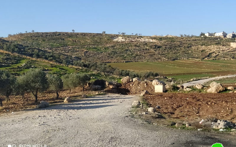 إغلاق مدخل قرية المغير بالسواتر الترابية / محافظة رام الله