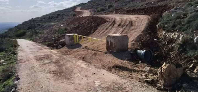 The Israeli Occupation Sets up a Metal Gate in Al-Mazra’a Al-Qibliya / Ramallah governorate