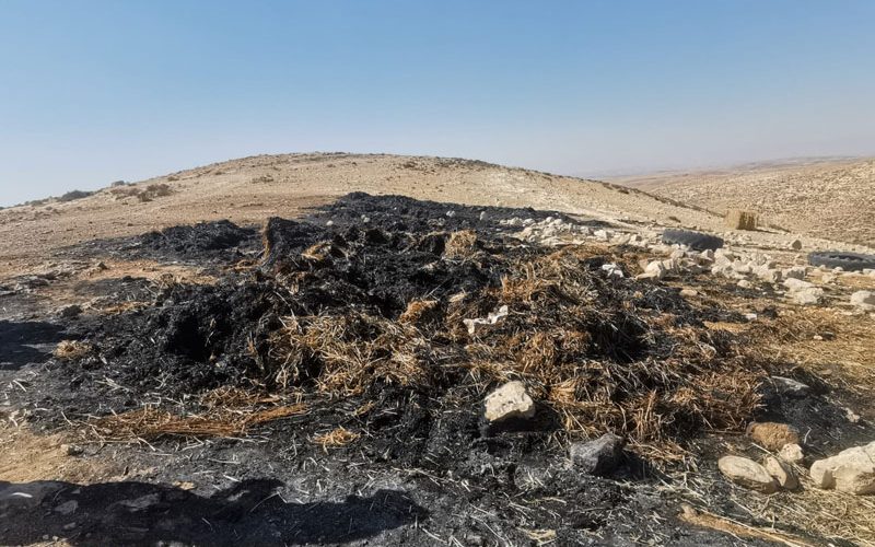 مستعمرون يحرقون بالات قش في الطوبا شرق يطا بمحافظة الخليل