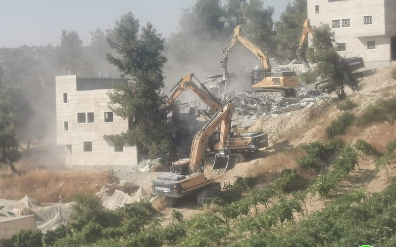 الاحتلال يهدم منزلين ويخطر بوقف العمل في ثالث ببلدة سعير شمال الخليل