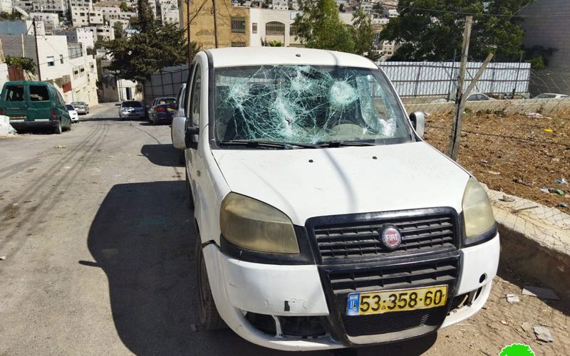 مستعمرون يعتدون على المركبات الفلسطينية في حارة جابر / محافظة الخليل