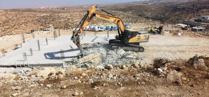 الاحتلال يهدم منزلاً قيد الإنشاء ويصادر منشآت زراعية في بلدة يطا جنوب الخليل