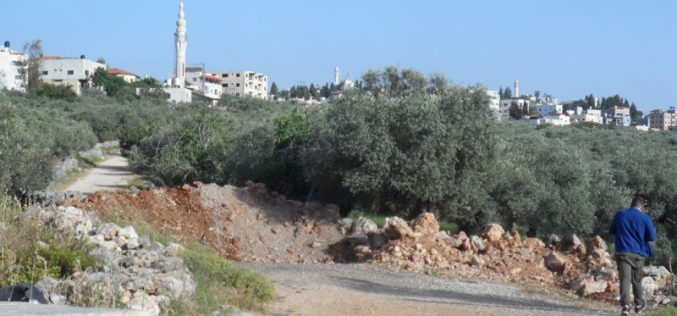 الاحتلال الاسرائيلي يغلق طريق زراعي فرعي في بلدة ديرستيا / محافظة سلفيت