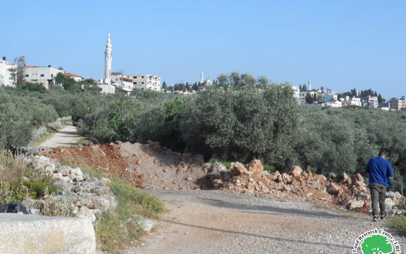 الاحتلال الاسرائيلي يغلق طريق زراعي فرعي في بلدة ديرستيا / محافظة سلفيت