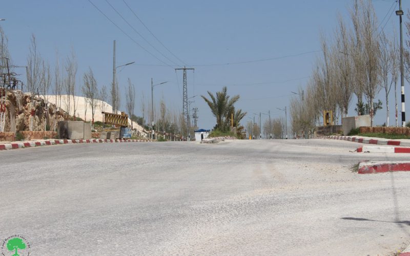 نصب بوابة حديدية على مدخل بلدة بيت فجار في محافظة بيت لحم