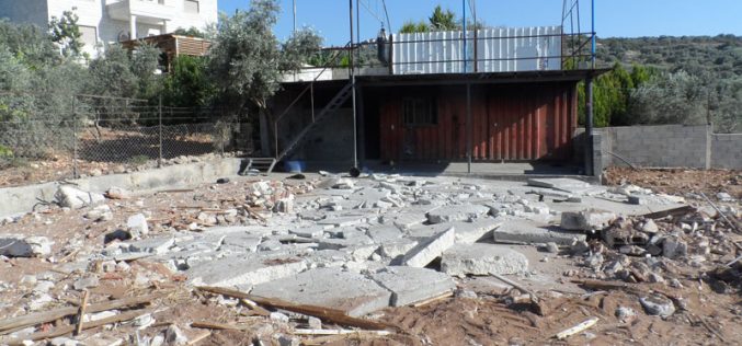 The occupation forces a citizen to demolish a car washroom he owns in “Al-Nabi Elias” in Qalqilya Governorate