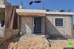 إخطارات بوقف العمل والبناء في مسكنين لعائلة جابر غرب بلدة بني نعيم بمحافظة الخليل