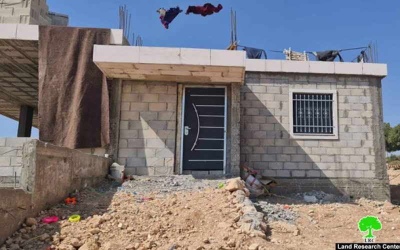 إخطارات بوقف العمل والبناء في مسكنين لعائلة جابر غرب بلدة بني نعيم بمحافظة الخليل