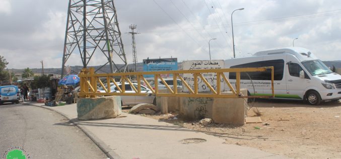 نصب بوابة حديدية على مدخل قرية حوسان في محافظة بيت لحم