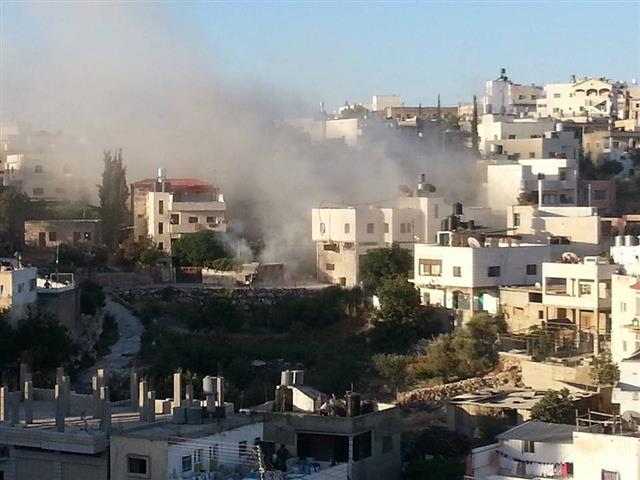 الاحتلال يفجر ويهدم شقة في منزل ببلدة إذنا بمحافظة الخليل