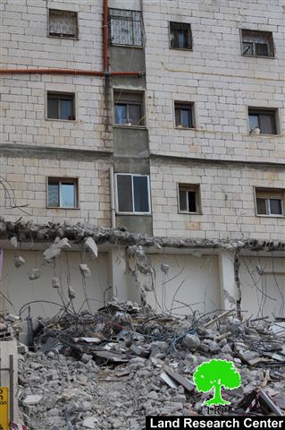 The municipality of the Israeli occupation demolishes three apartments in the Jerusalem neighborhood of Beit Hanina