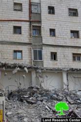 The municipality of the Israeli occupation demolishes three apartments in the Jerusalem neighborhood of Beit Hanina