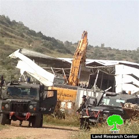 جيش الاحتلال الاسرائيلي يهدم بركسات زراعية غرب قرية دير الغصون