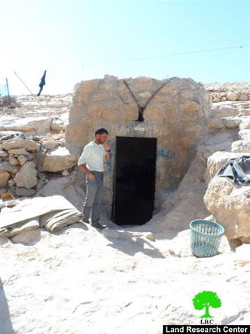 إخطار بهدم حظيرة وإزالة خلايا شمسية في مغاير العبيد شرق يطا / محافظة الخليل