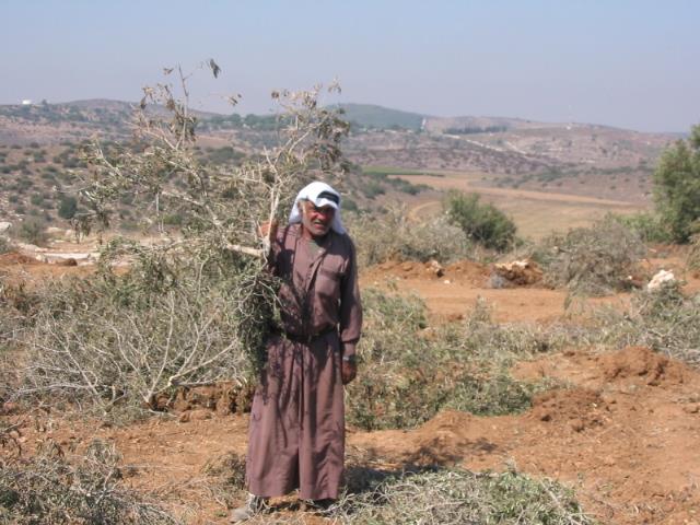 Constructing the Segregation Wall are in Deir Samit village – Hebron