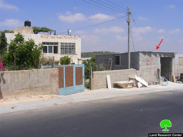 سلطات الاحتلال الإسرائيلية تنذر عدد من المنشآت في قرية دير بلوط بوقف البناء