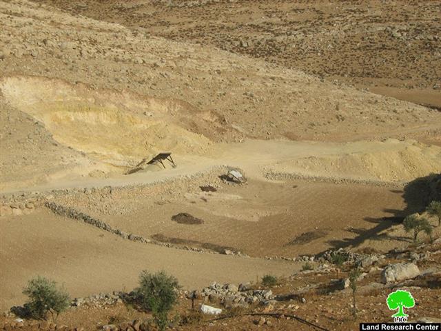 سلطات الاحتلال تصادر حفاراً وتخطر عدداً من المساكن بالهدم خربة أم لصفة شرق يطا