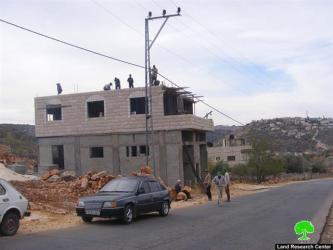 إخطارات بوقف البناء الفلسطيني في قرية بروقين