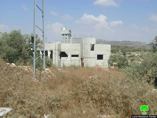 اخطارات اسرائيلية بوقف العمل و البناء في عدد من المنشات الفلسطينية في قرية حارس