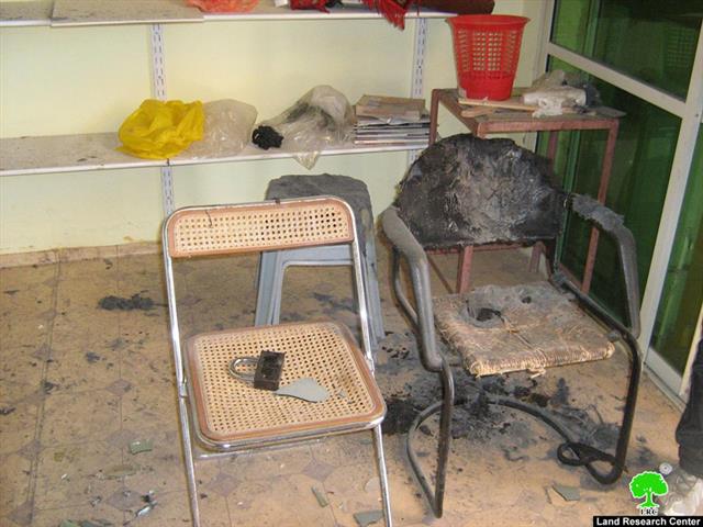 المستعمرون يحرقون محلين تجاريين وشقة سكنية في وادي النصارى في الخليل