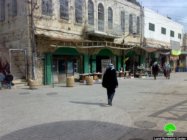 The Israeli Occupation Authorities authorizes the reopening of three commercial shops in Hebron Old City