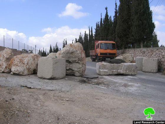 The Israeli Occupation Army blocks the entrances of Beit Ummar
