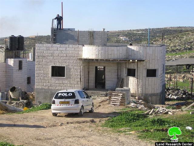 إخطارات بوقف العمل والبناء في منازل ومنشآت ببلدة إذنا