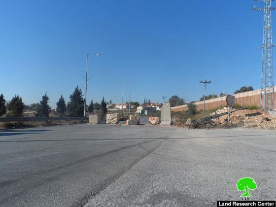 الاحتلال الإسرائيلي يعيد إغلاق طريق نابلس – رام الله القديمة بالمكعبات والسواتر الترابية