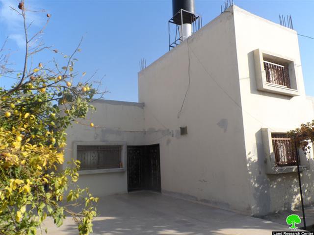 Notifying four residences with stop work in Tulkarm