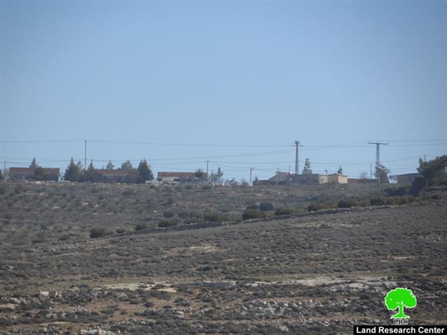 الاحتلال يخطر بوقف العمل في منشآت المواطنين بجورة الخيل شرق سعير