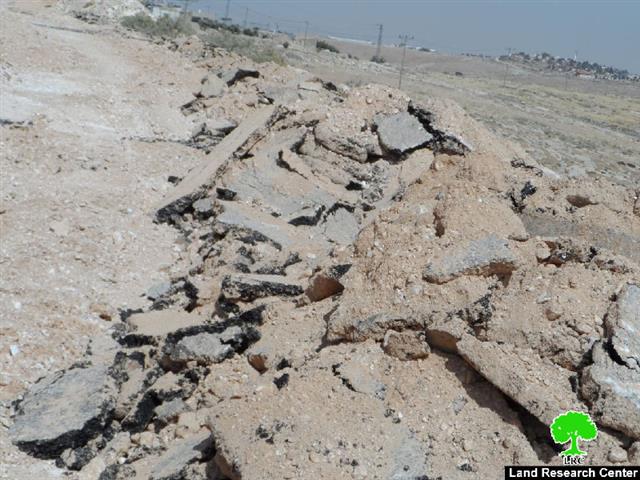 الاحتلال يجرف طريق معبد بطول (800م) شرق بلدة يطا / محافظة الخليل