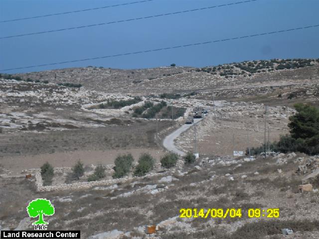 The occupation forces a closure on an agricultural road in Idna town
