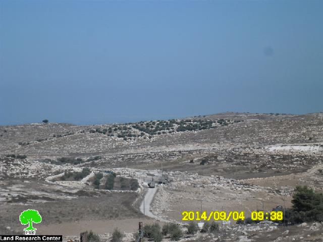 الاحتلال يغلق طرقاً زراعية غرب بلدة إذنا بمحافظة الخليل