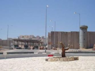 اسرائيل تصادر اراضي فلسطينية خاصة في بلدة حزما لصالح انشاء طريق للمستوطنين الاسرائيليين