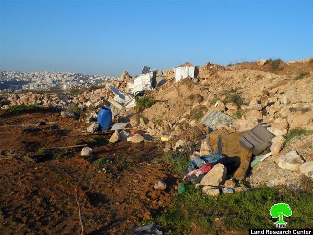 الاحتلال يجرف قطعة ارض ويقتلع أشجار في جبل أبو سرور بالخليل