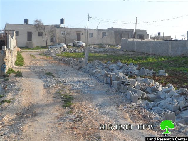 هدم غرفتين زراعيتين وبركة مياه زراعية وجدران استنادية في قرية قصرة بمحافظة نابلس